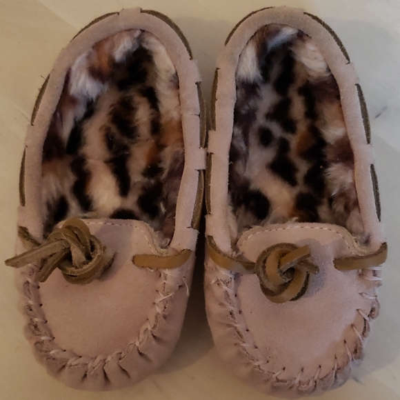 Fuzzy moccasins house shoes - Picture 5 of 8